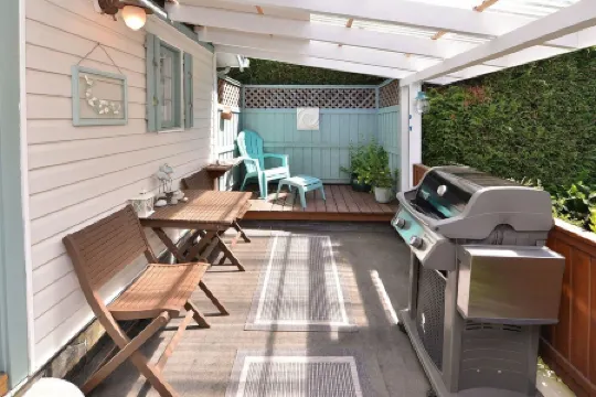 Oceanfront Studio Suite:Ocean Access, Boardwalk, Dock, BBQ, Kayaks & Crab Traps!