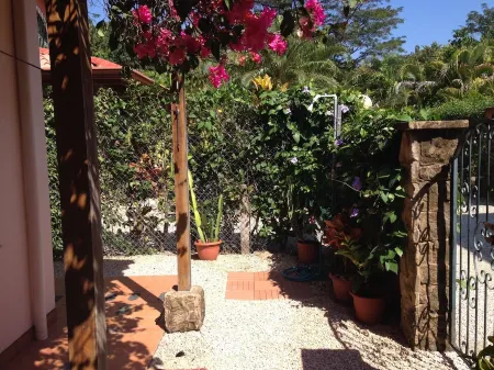 Charming I bedroom with kitchen apartment 2 blocks from the beach.