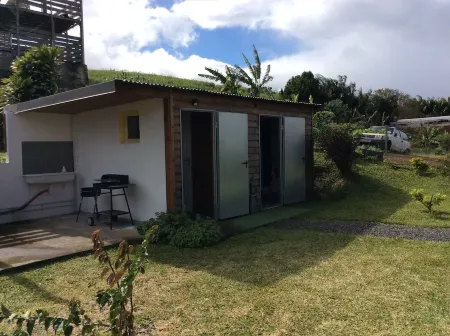 La case vétyver with heated swimming pool Отели в г. Сен-Жозеф