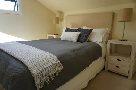 Whenua Apartment with Spa Pool minutes from Surf Breaks Отели в г. Раглан