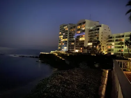 K38 Club Marena Ground Floor With Big Patio Walkout to Fantastic Surfing Отели рядом с достопримечательностью «Baja Gallery»