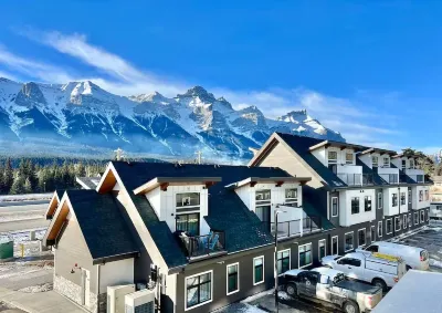 Stunning Mountain View Townhouse, Accommodates 6 Hotels in Harvie Heights
