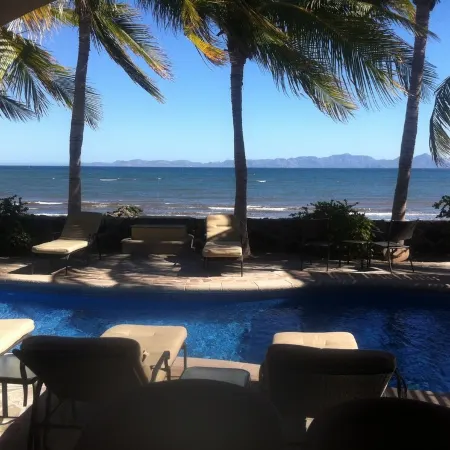 Escape To An Ocean Front Five Star Paradise : A 10 minute walk into Loreto