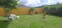 This is a three bedrooms three bathrooms house that is fully furnihsed Hoteles en 