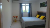 Beautiful luxury one-bedroom apartment 5 minutes from the beach!