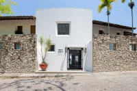 Luxurious Tropical Oasis w/ 2 Private Pools & Jacuzzi