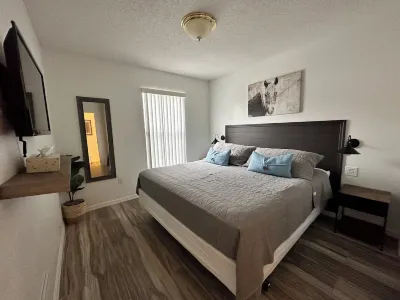 8 miles from Disney! 2 resort pools! Hotels near Mindy O Water Park