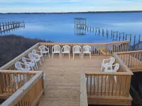 Bella Vista - Waterfront Getaway, Kayaks, fishing & Close to Topsail Beaches! Hotels in Stump Sound