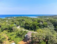 Luxury 5-bedroom villa in west end Roatan with pool