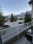 Spacious Condo, Great Location & Mountain Views