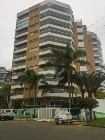 Beautiful Apt - 3 Bed + 1Empr 20 meters from the Beach Отели рядом с достопримечательностью «Praia Bertioga»