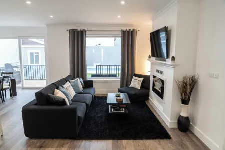 Incense - Newly built house with beautiful backyard, pool and mountain/ocean view Отели рядом с достопримечательностью «Marina de Vila Franca do Campo - Azores Islands»