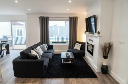 Incense - Newly built house with beautiful backyard, pool and mountain/ocean view