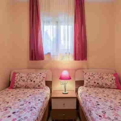 Wonderful apartment for 4 people with pool and garden Rooms