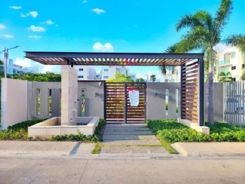 Luxury apartment with private hot tub Jacuzzi/3bed/2bath/pool/AC โรงแรมใน