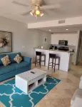 " Tradewinds" Updated Luxury Condo-Turtle Cove- 5 Minute Walk to Beach