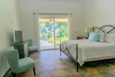 Private Oceanfront 4 Bedroom Villa -Pool & on Beach Hôtels à proximité de : Isla Solarte