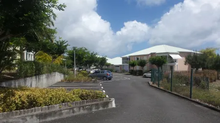 Beautiful luxury one-bedroom apartment 5 minutes from the beach!