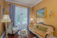 Room 1 at The Warwick Inn – Cozy Elegance in the Heart of Town
