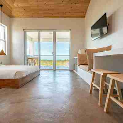 Modern Studio with Expansive Ocean View, Pool Rooms