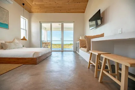 Modern Studio with Expansive Ocean View, Pool