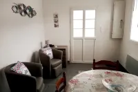 Small house 15 minutes from the beach. Hotel a Royan