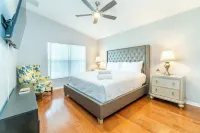 Luxurious Lakeview Retreat - 4BD/2BA - Sleeps 9! Hotels near All Star