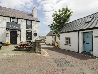 Llofft Penwaig Hotels near Morrisons Daily