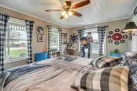 Retro Retreat in Llano w/ Screened Porch!