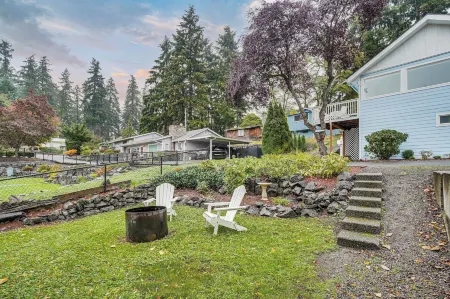 Spanaway Lakefront House: Dock, Fire Pit Отели в г. Спанауэй