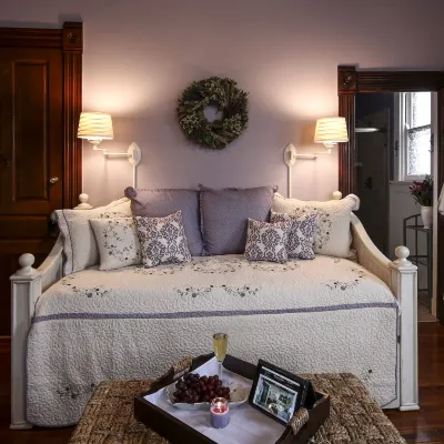 Weller Haus Bed, Breakfast & Event Center Hotels near Crossroads Church
