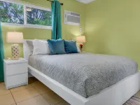 The Beach House - Treasure Island Hotels near Walter Fuller Complex