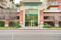 Luxe Condo w/ Private Patio & Perks in Emeryville! Các khách sạn gần Energy Groove San Francisco