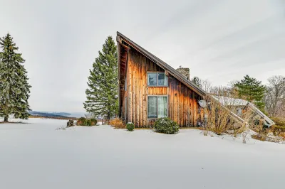 Near Canandaigua Lake: Retro Cabin w/ Deck & Views
