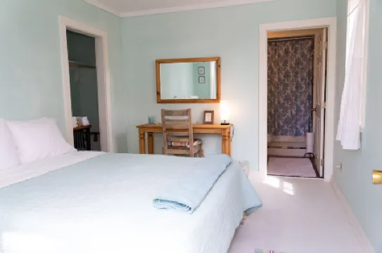 The Blue Room - Charming Studio, Great Location! by RedAwning