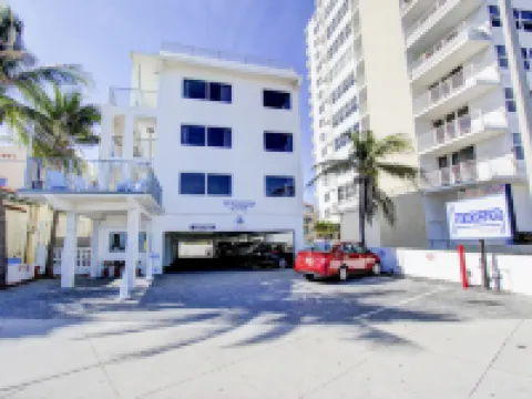 Snooze Hotels near E Las Olas Blvd