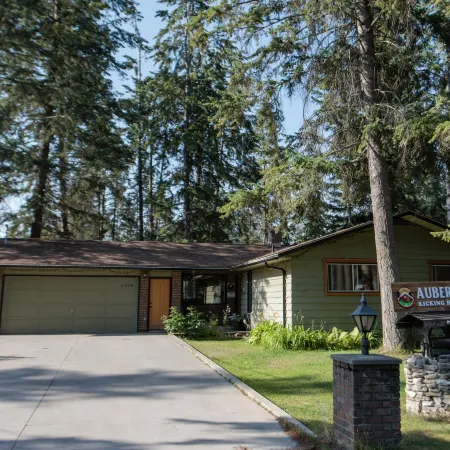 Auberge Kicking Horse Guest House