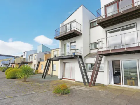 18D South Snowdon Wharf Hotels in 