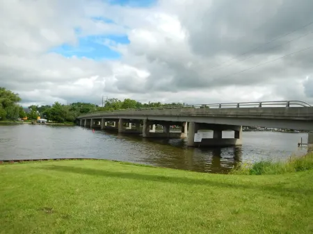 Waterfront Hotel and Marina Отели в г. Мак-Генри