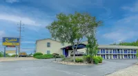 The No Wake Inn - Osage Beach - parking