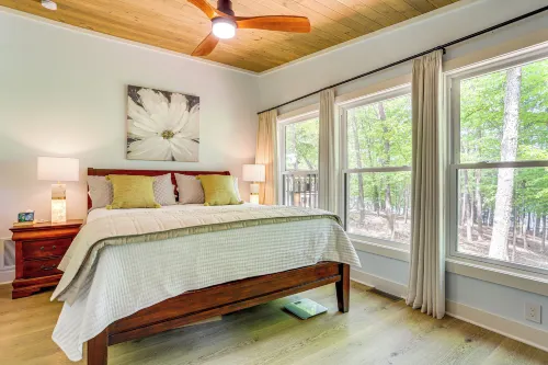 Lake Lanier Living! Retreat w/ Dock, Deck & Sauna - 4 tähden