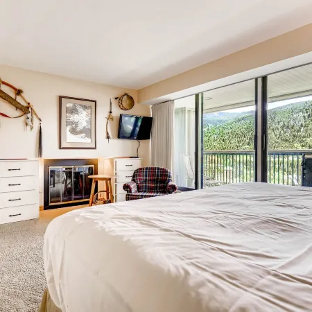 Spacious Penthouse 3Br ~No Cleaning Fee~Kids Ski Free! 3 Bedroom Condo by RedAwning