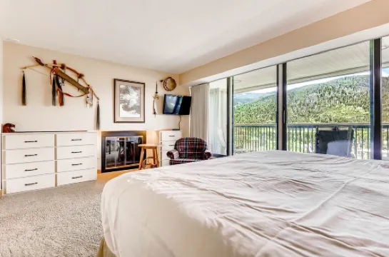 Spacious Penthouse 3Br ~No Cleaning Fee~Kids Ski Free! 3 Bedroom Condo by RedAwning