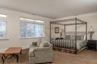 Family Getaway~Hot Tub, Ice Castles & Tubing Hs 5 Bedroom Home by RedAwning