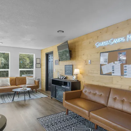 Silver Sands Motel