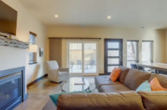 Urban Roundabout 2 Bedroom Home by Redawning