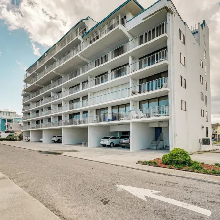 Bright Carolina Beach Condo Public Beach on-Site
