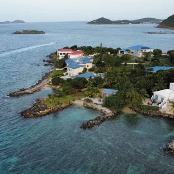 ONE BEACH ROAD; 6 Bedroom, 5 1/2 Bath Beachfront Oasis St Thomas VI โรงแรมใกล้Lindquist Beach