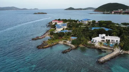 ONE BEACH ROAD; 6 Bedroom, 5 1/2 Bath Beachfront Oasis St Thomas VI Отели рядом с достопримечательностью «Terminal 1 of Cyril E. King Airport»