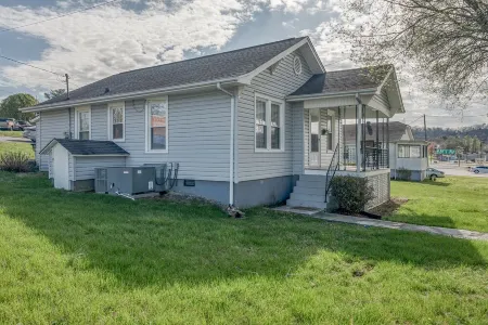 Nice house,Walking distance from Casino (2 Blocks) Отели в г. Бристоль